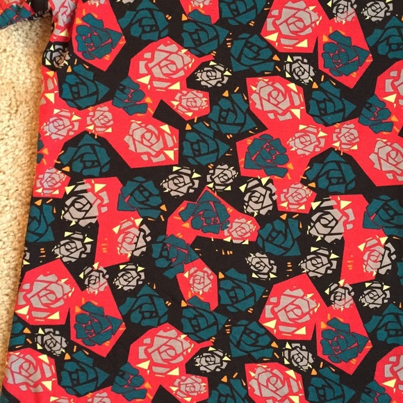 New LuLaRoe Classic Tee shirt top Roses red floral size short sleeve Medium - Picture 5 of 5